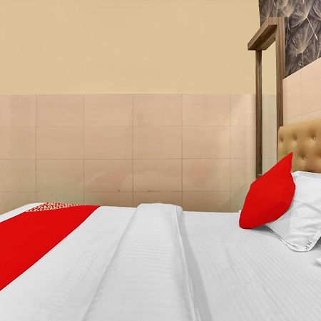 Hotel O Nandi Palace Lodging And Boarding Ulhāsnagar Екстериор снимка