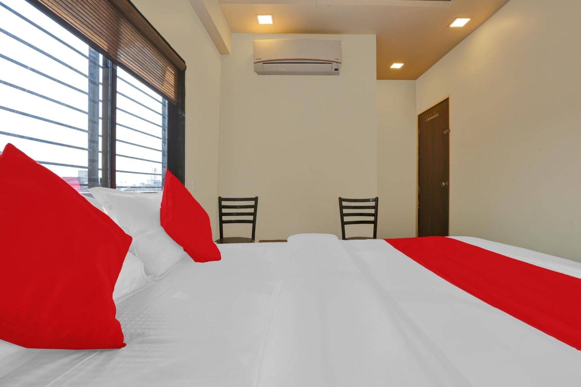 Hotel O Nandi Palace Lodging And Boarding Ulhāsnagar Екстериор снимка