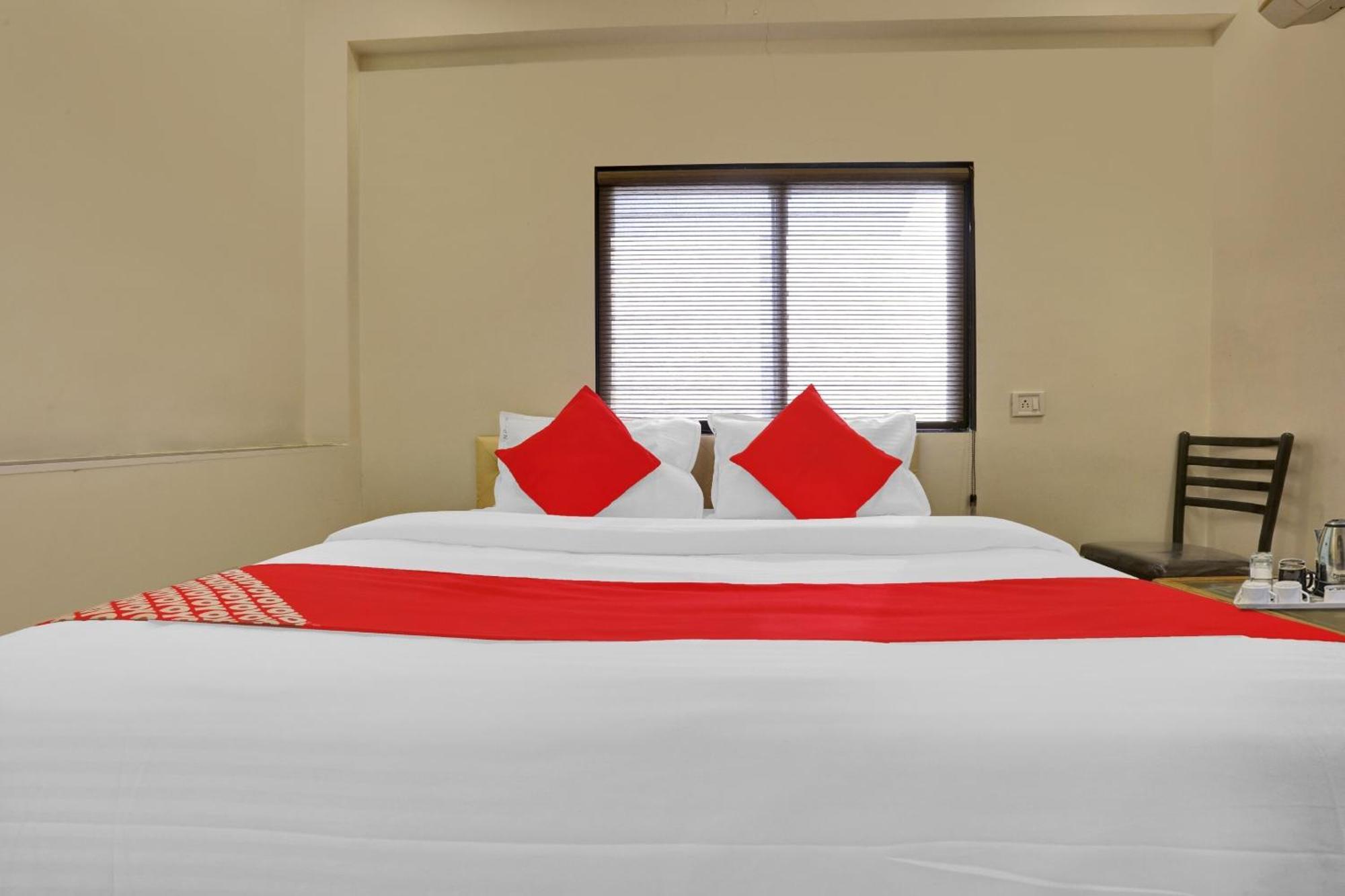 Hotel O Nandi Palace Lodging And Boarding Ulhāsnagar Екстериор снимка