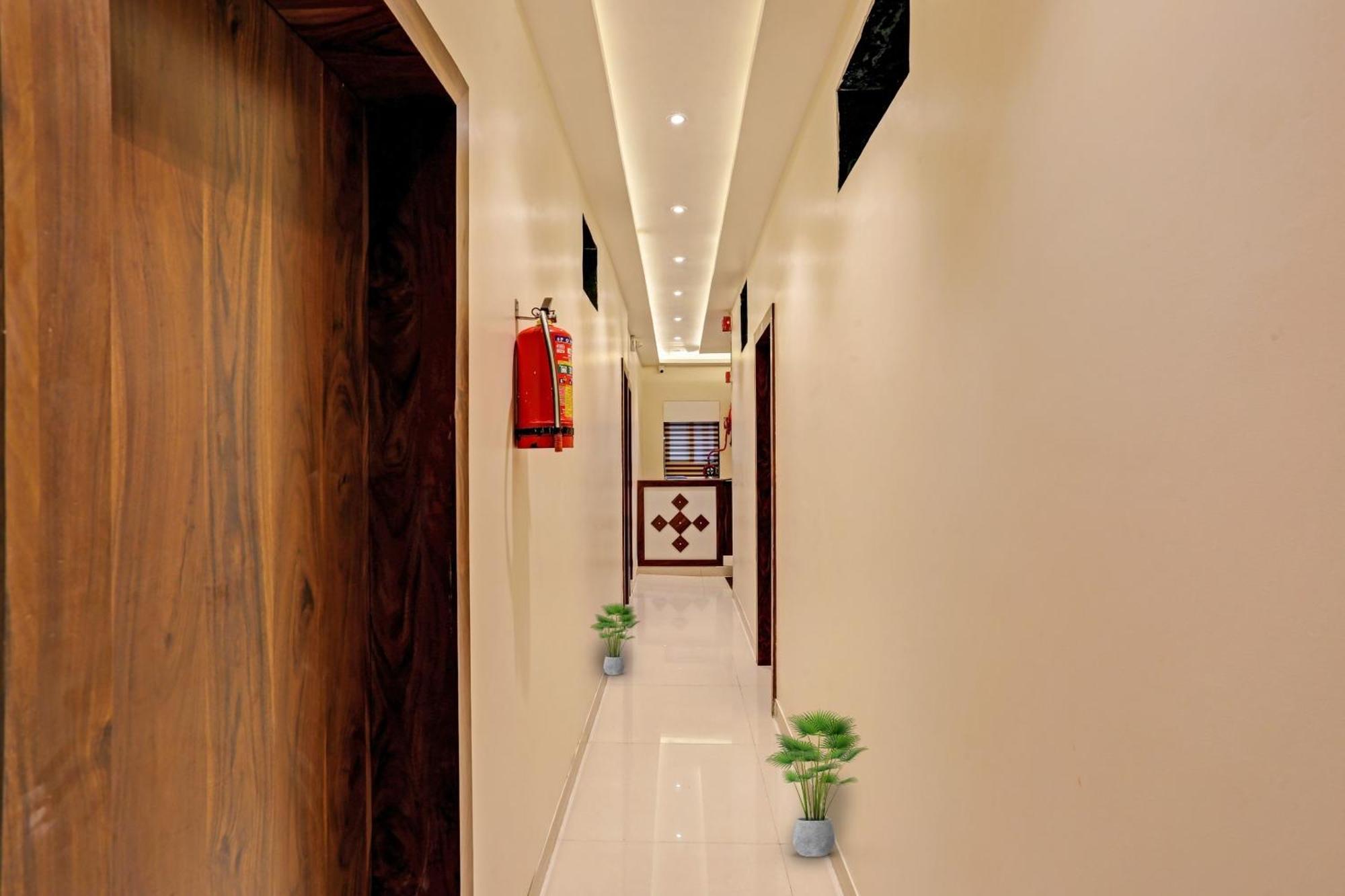 Hotel O Nandi Palace Lodging And Boarding Ulhāsnagar Екстериор снимка