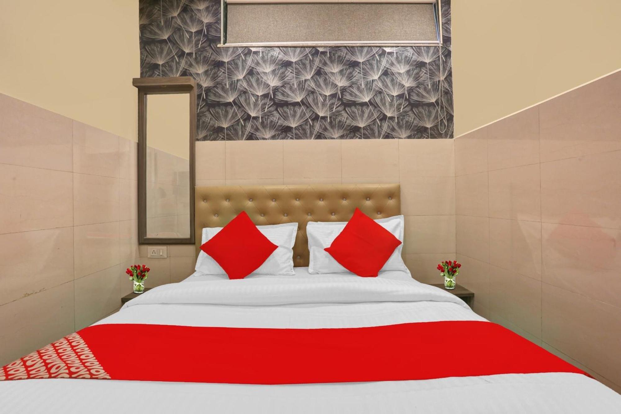 Hotel O Nandi Palace Lodging And Boarding Ulhāsnagar Екстериор снимка