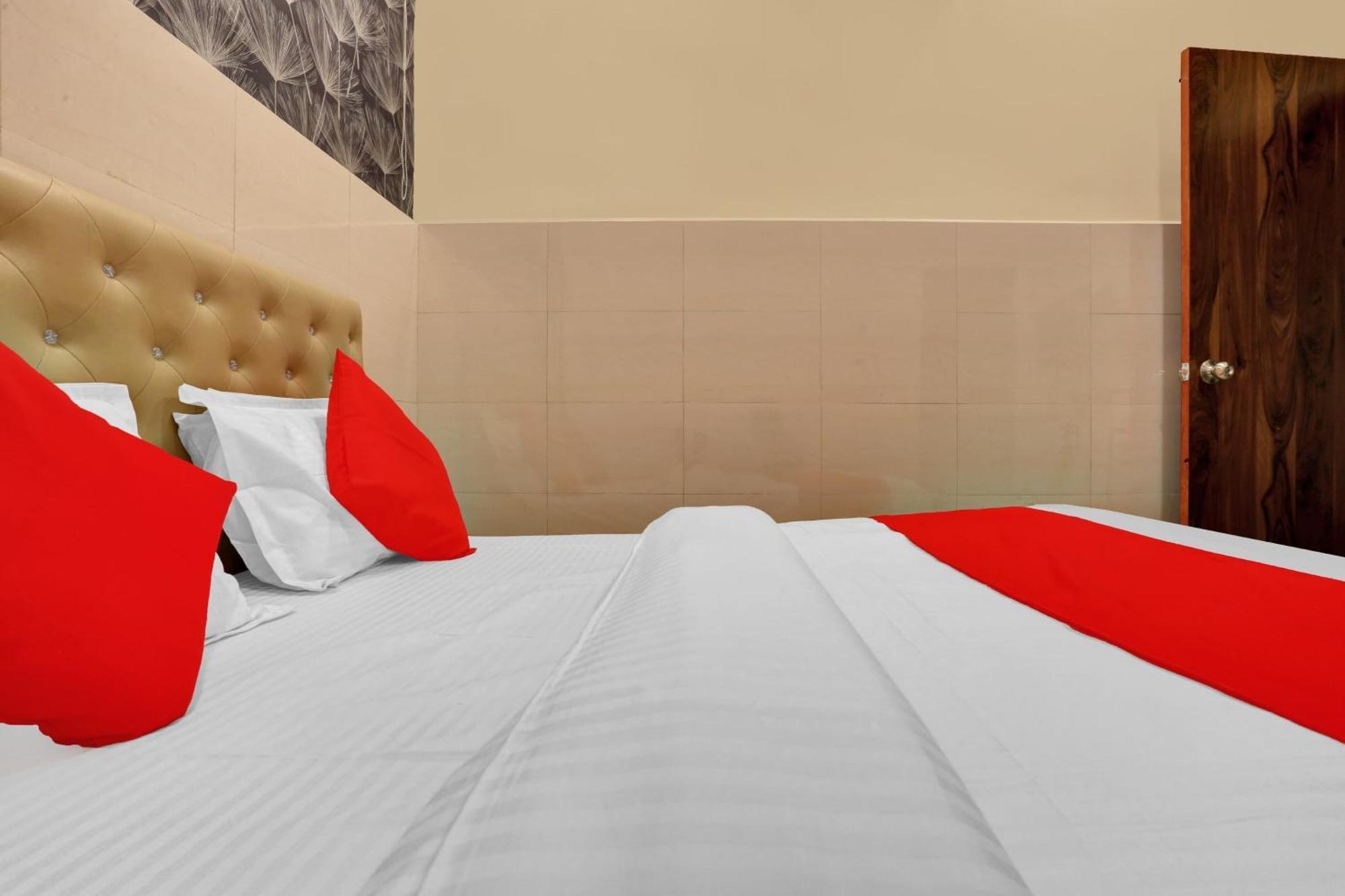 Hotel O Nandi Palace Lodging And Boarding Ulhāsnagar Екстериор снимка