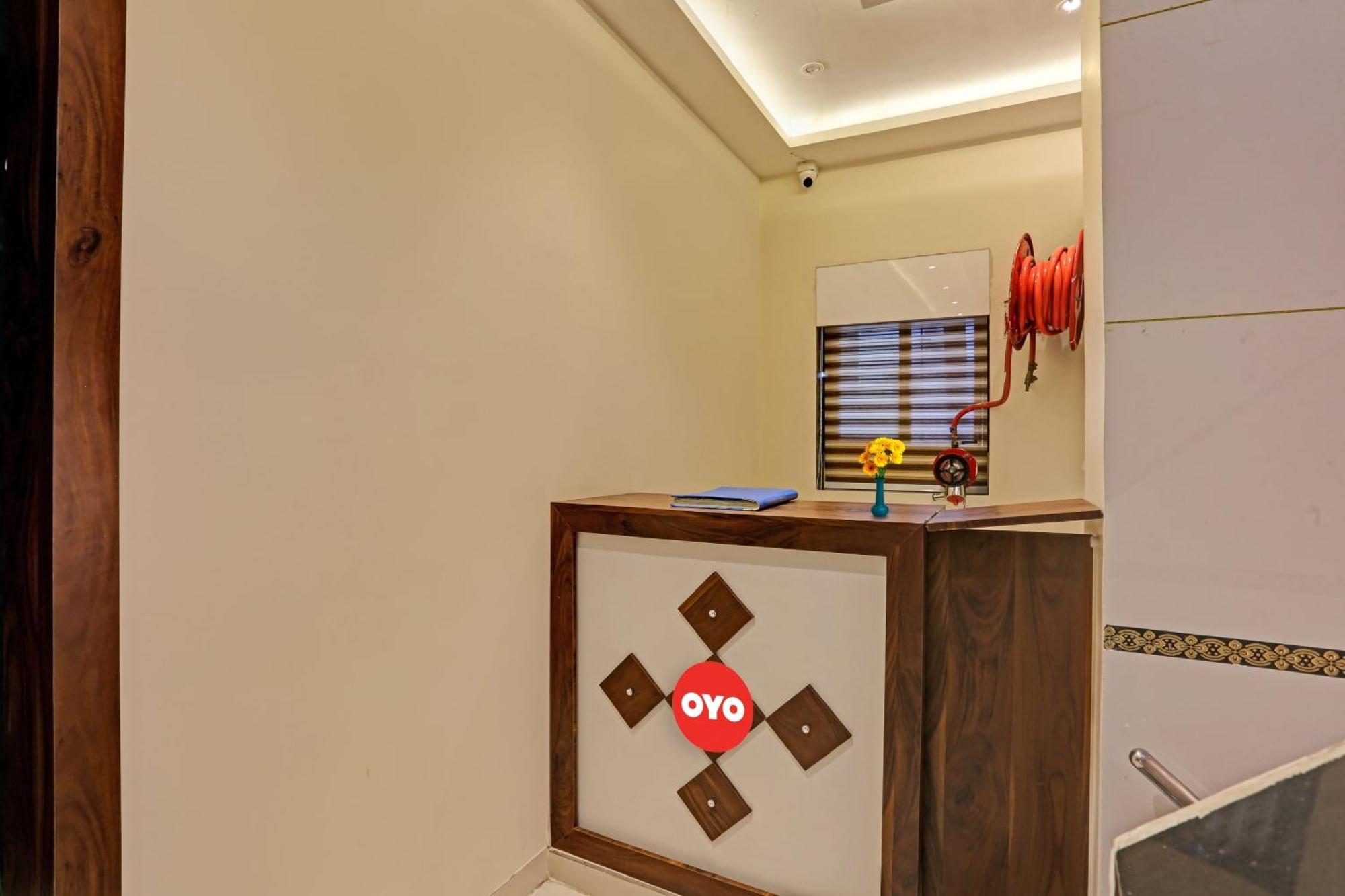 Hotel O Nandi Palace Lodging And Boarding Ulhāsnagar Екстериор снимка