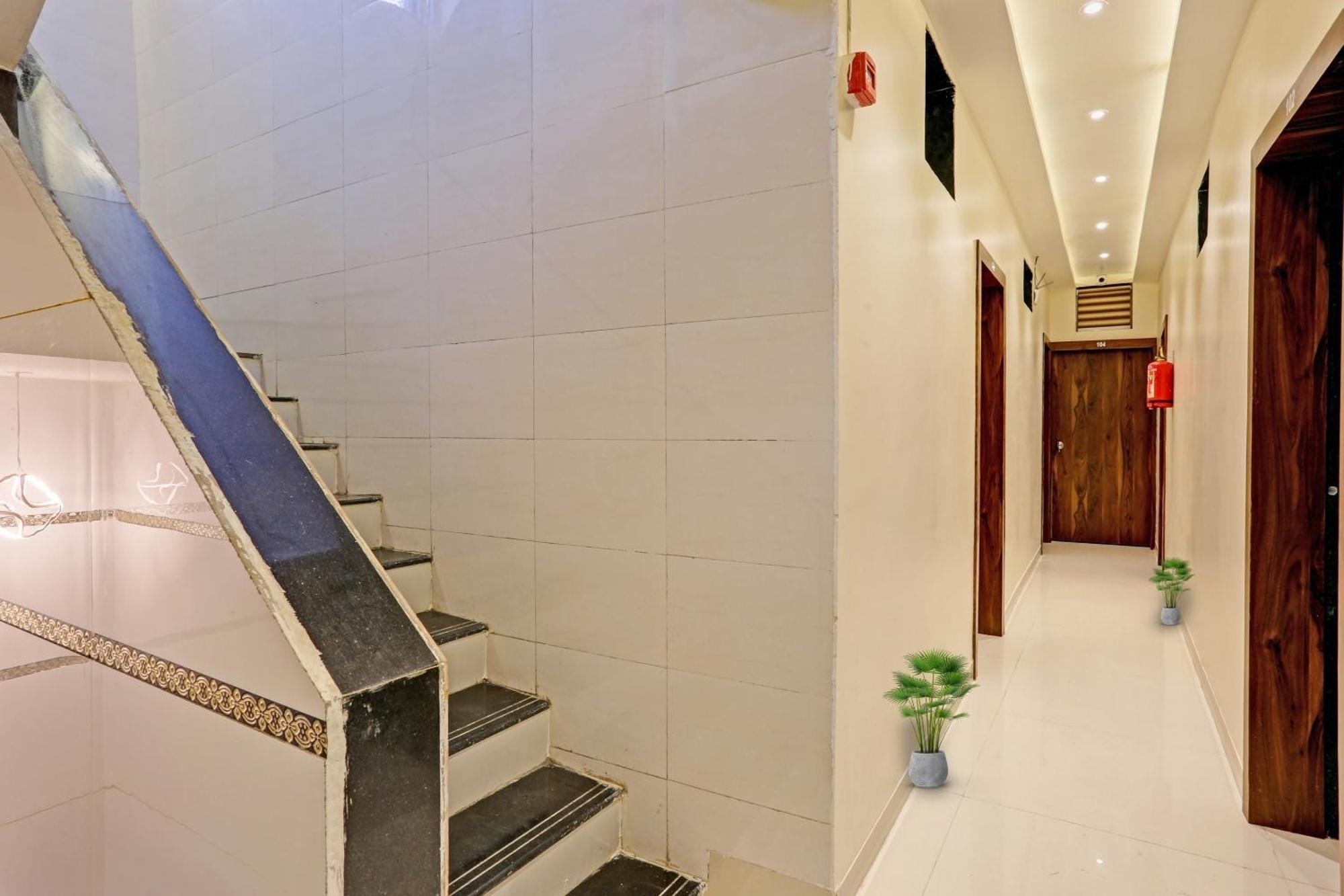 Hotel O Nandi Palace Lodging And Boarding Ulhāsnagar Екстериор снимка