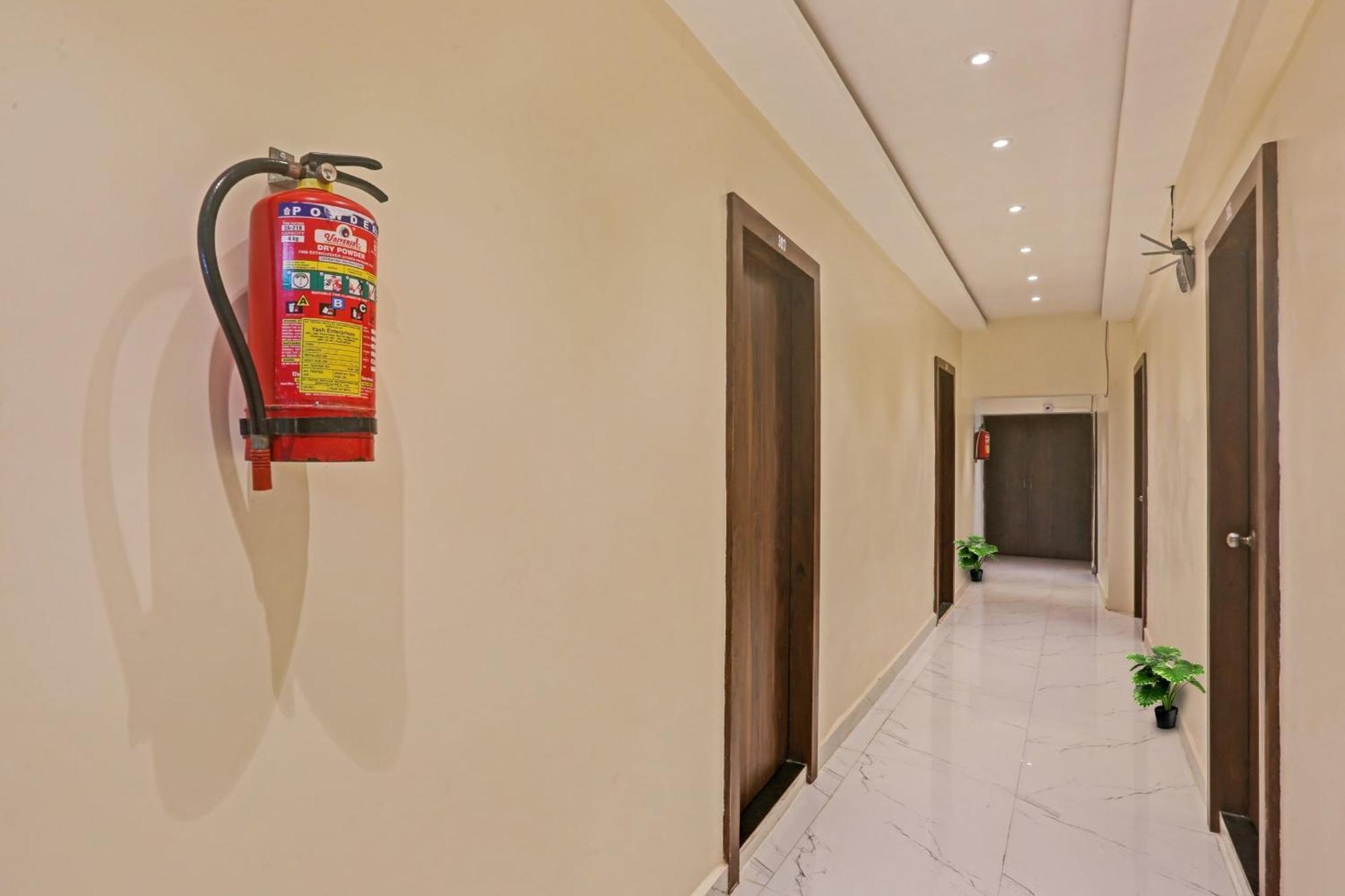 Hotel O Nandi Palace Lodging And Boarding Ulhāsnagar Екстериор снимка