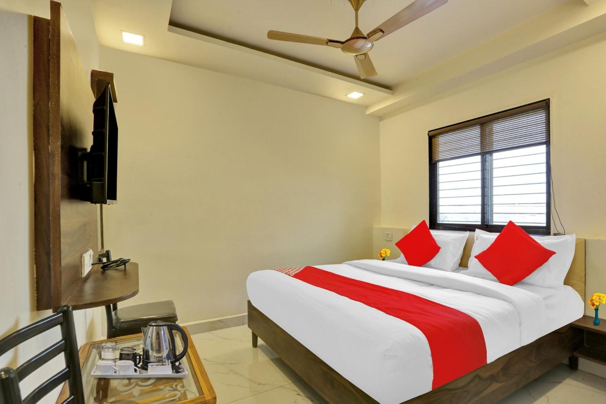 Hotel O Nandi Palace Lodging And Boarding Ulhāsnagar Екстериор снимка