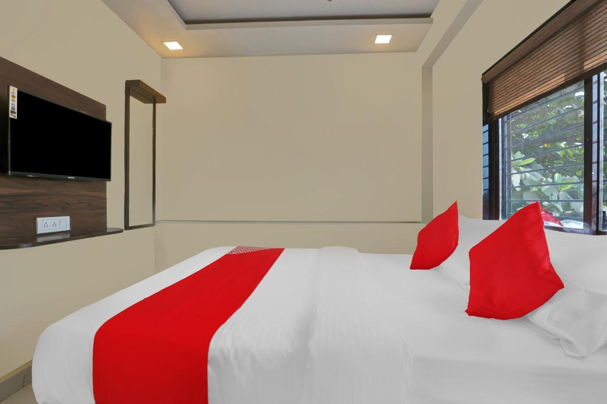Hotel O Nandi Palace Lodging And Boarding Ulhāsnagar Екстериор снимка
